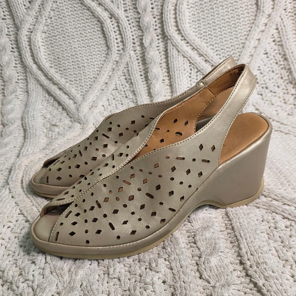 L'Amour Des Pieds Leada Wedge Sandals Gold Laser Cut Slingback Womens 7.5 M NEW